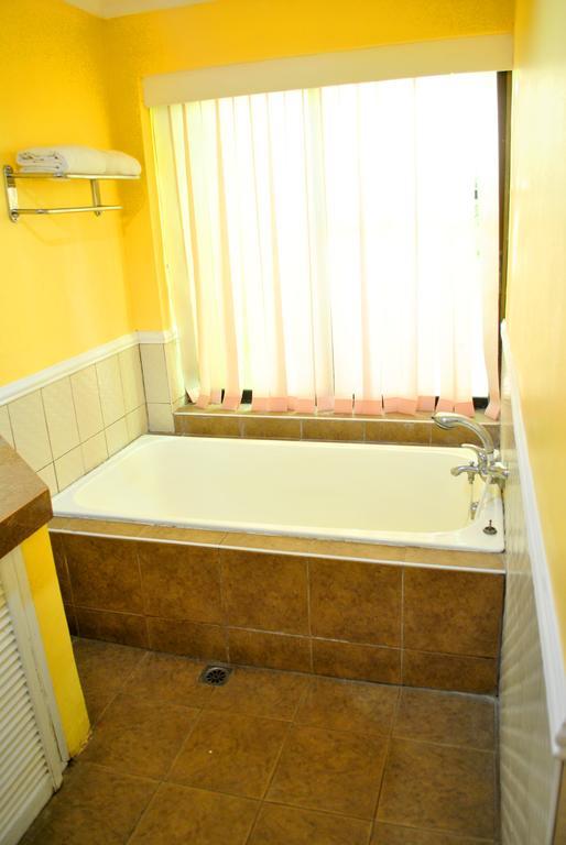 Leyte Park Resort Hotel Таклобан Стая снимка