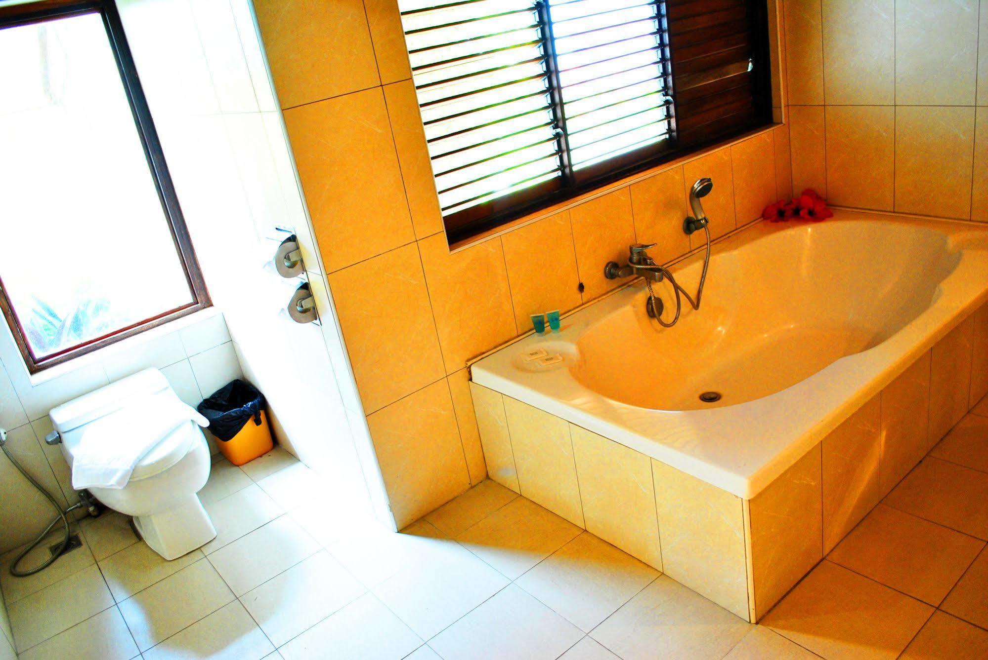 Leyte Park Resort Hotel Таклобан Екстериор снимка