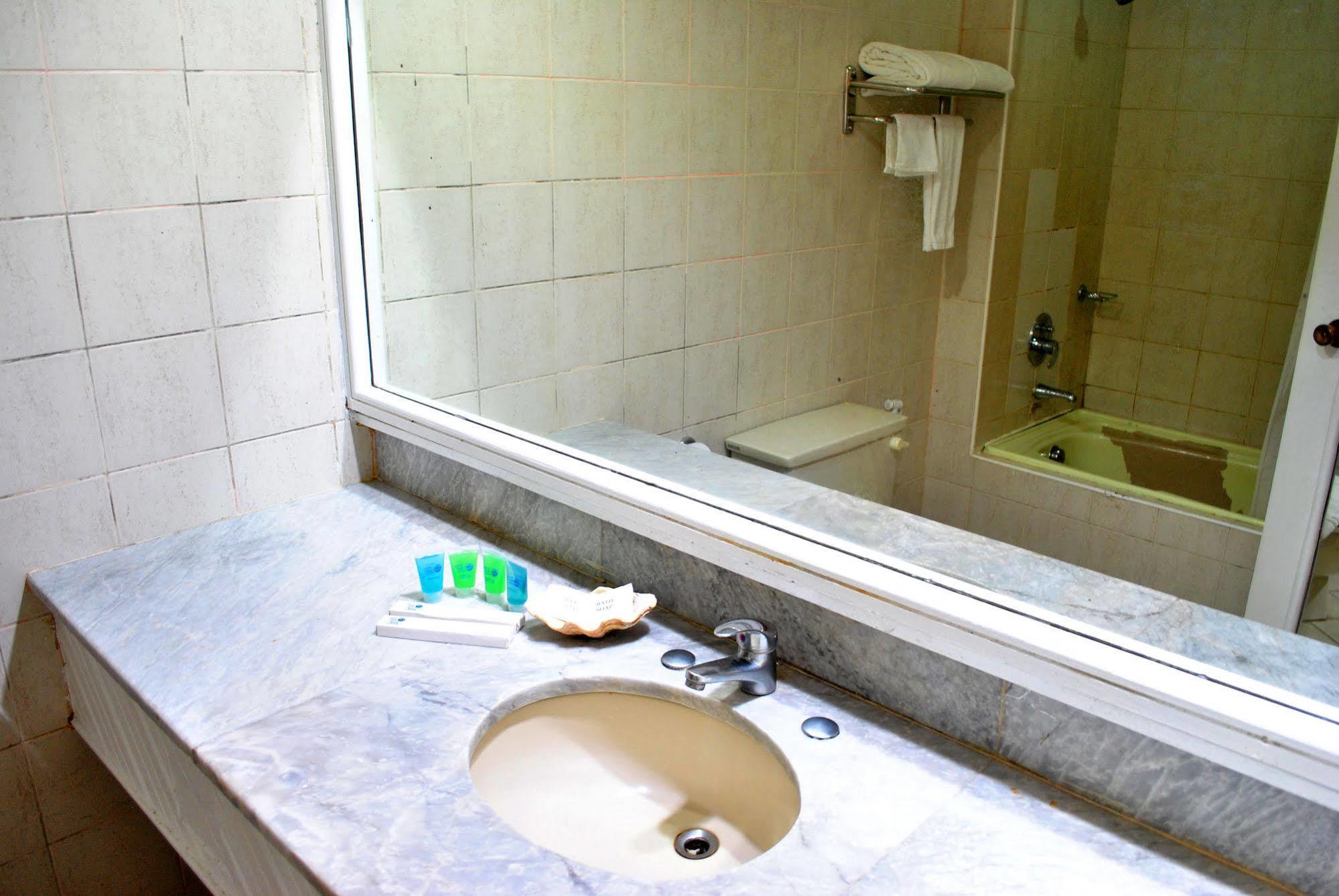 Leyte Park Resort Hotel Таклобан Екстериор снимка