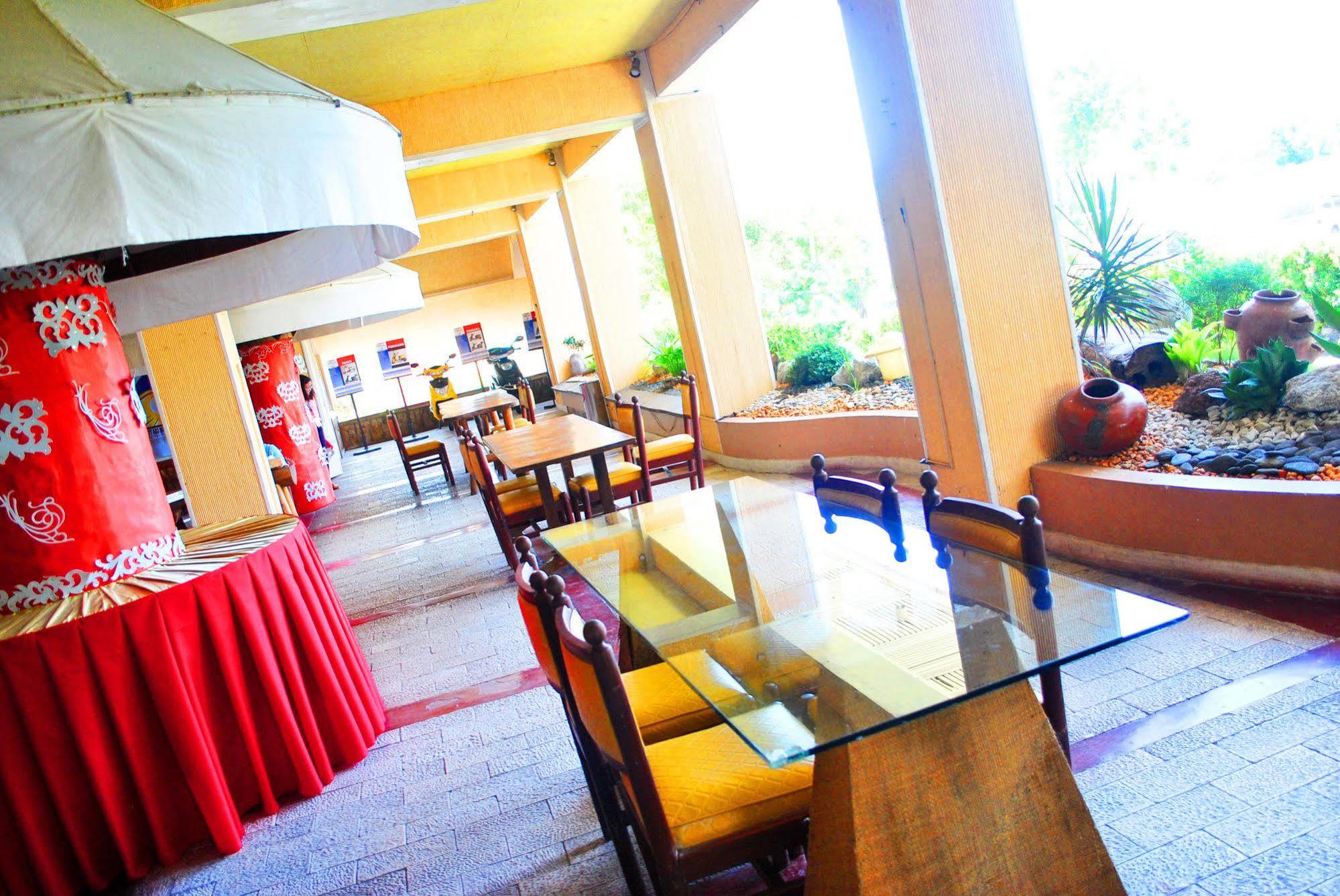 Leyte Park Resort Hotel Таклобан Екстериор снимка