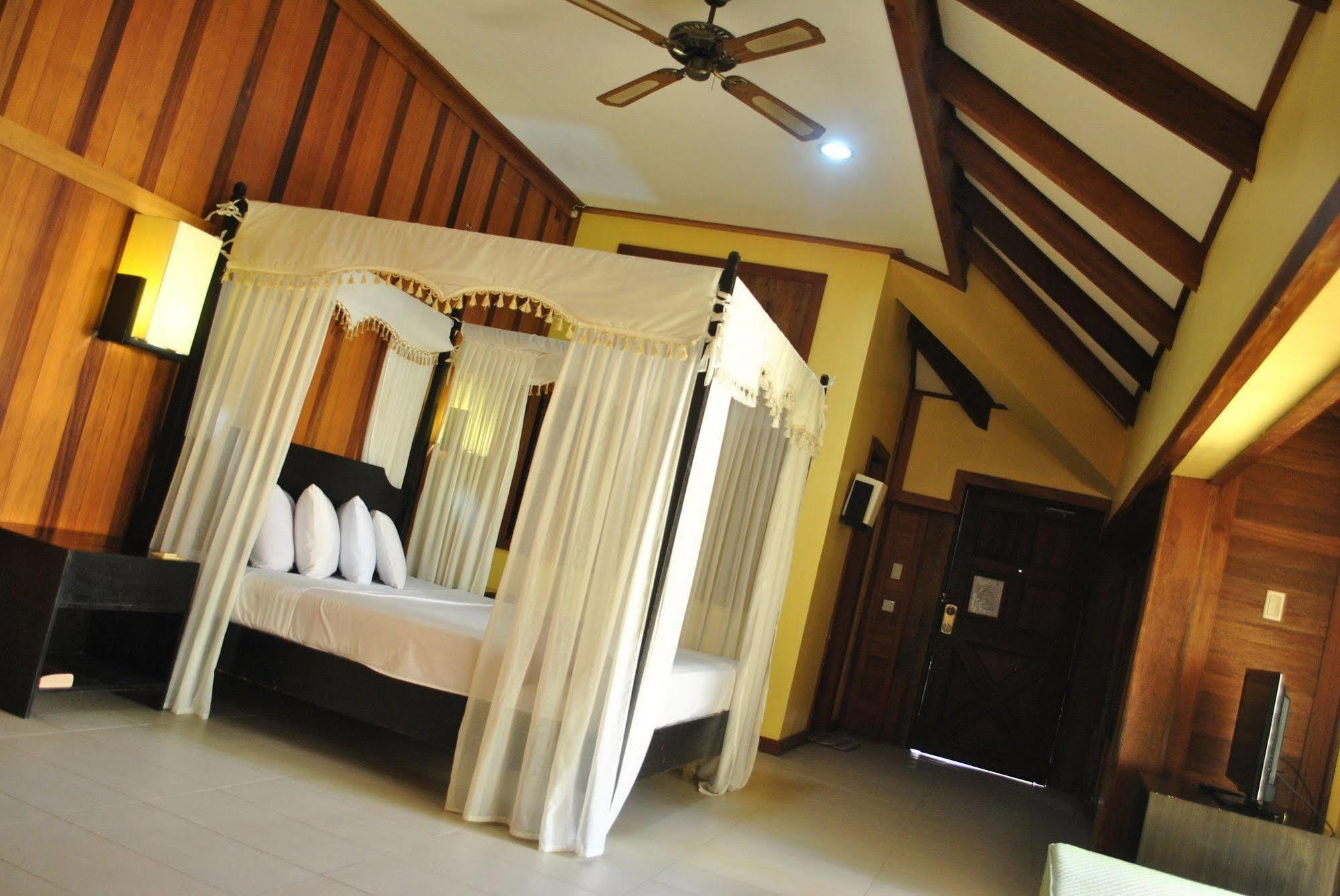 Leyte Park Resort Hotel Таклобан Екстериор снимка